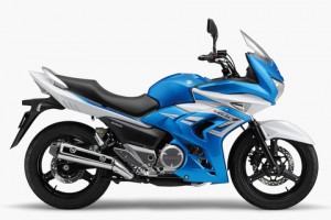 GSR250F:カウルが大きくなり、より風を後方に流しやすくなっている