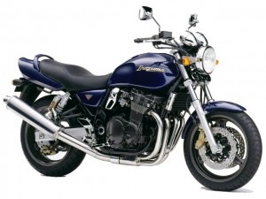INAZUMA400:大型の600ccや1200ccと同じ車格のためデカい